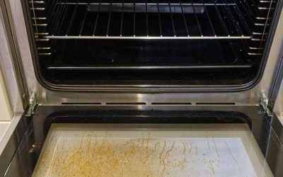 Une astuce simple pour nettoyer la vitre de la porte de votre four