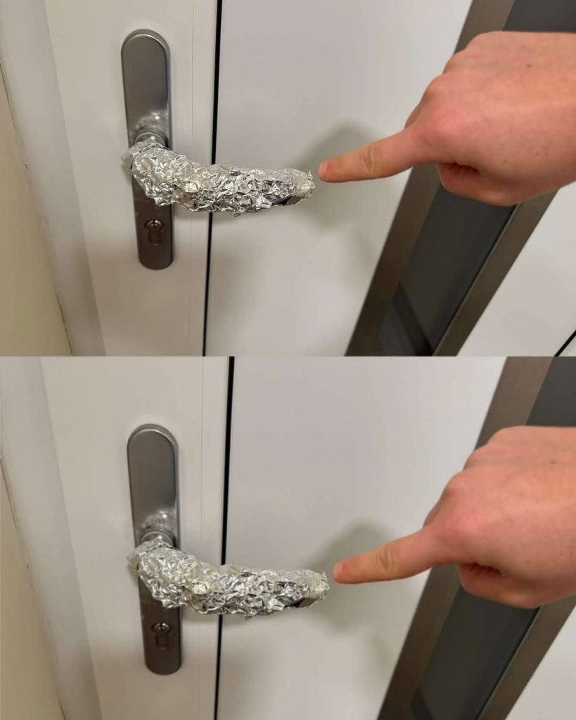 Voici la raison surprenante pour laquelle de plus en plus de gens mettent du papier aluminium sur les poignées de porte….voir plus dans les
