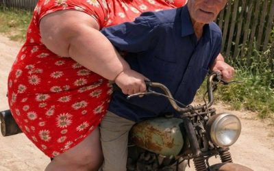 Tout le village fut stupéfait lorsqu’un homme de soixante-dix ans rentra chez lui sur sa vieille moto avec une femme de quarante ans sa cadette et la présenta à tous comme son épouse.