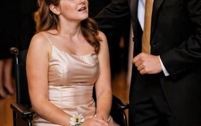 Au bal de fin d’année, un seul garçon m’a invitée à danser… parce que j’étais en fauteuil roulant. Trente ans plus tard, je l’ai revu — et ce moment a