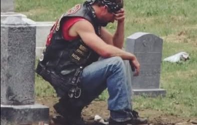 Le motard qui venait se recueillir sur la tombe de ma femme chaque semaine… jusqu’au jour où j’ai découvert pourquoi.