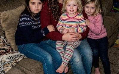 J’ai élevé les trois filles orphelines de mon frère pendant 15 ans ; la semaine dernière, il m’a donné une enveloppe scellée que je ne devais pas ouvrir devant elles.