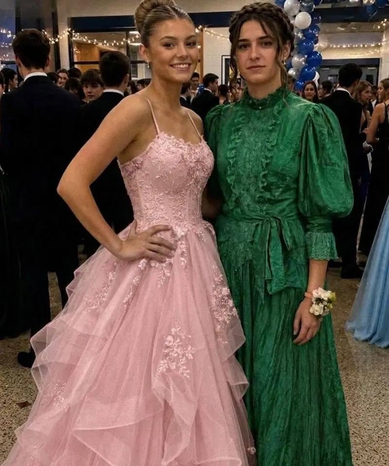 Ma belle-mère m’a acheté la pire robe qu’elle ait pu trouver pour m’humilier au bal de promo – mais avant la fin de la soirée, elle pleurait et me suppliait de l’enlever.