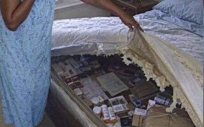Lavé las sábanas siete veces et l’extraño olor de mon marido seguía sin disparacer… mais quando rompí el colchón avec mis propias manos, la