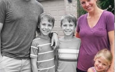 MON MARI A DISPARU AVEC NOS JUMEAUX LORS D’UNE PARTIE DE PÊCHE — 7 ANS PLUS TARD, MA FILLE M’A DIT : « MAMAN, PAPA M’A ENVOYÉ UNE VIDÉO LA VEILLE DE LEUR DÉPART ET M’A DEMANDÉ DE NE PAS TE LA MONTRER. JE SUIS DÉSOLÉE. TU DOIS LA REGARDER. »  Mon mari, Ryan, aimait nos enfants plus que tout.  Chaque été, il emmenait nos jumeaux, Jack et Caleb, alors âgés de 9 ans, pêcher au lac Monroe. C’était leur tradition.  Notre fille Lily n’avait que 6 ans à l’époque, et chaque été, elle suppliait de les accompagner. Mais Ryan lui disait toujours qu’elle était encore trop jeune, puis promettait : « L’année prochaine, tu viendras aussi. »  Mais l’année suivante n’arriva jamais.  Il y a sept ans, Ryan et les garçons ont pris le bateau tôt le matin et ont disparu.  Le bateau a été retrouvé dérivant près de la rive nord. Leurs vestes étaient encore à bord. La police a dit qu’une vague soudaine avait dû les faire chavirer.  Leurs corps n’ont jamais été retrouvés. Tout le monde me disait que le lac les avait emportés.  Même Paul, le meilleur ami de Ryan, qui avait participé aux recherches, répétait : « Tu dois te faire une raison, Anna. Ils se sont noyés. »  Mais je n’ai jamais compris une chose.  Ryan m’avait appelée ce matin-là avant de partir, imperturbable comme toujours, et m’avait dit qu’il ramènerait les garçons avant le dîner. Il avait même plaisanté en disant que Jack ne pêcherait probablement que des algues, encore une fois.  Ça ne ressemblait pas à un homme qui prend des risques sur l’eau.  Et ça ne ressemblait pas à un homme qui pressentait un drame.  Le week-end dernier, Lily rangeait de vieux cartons dans son placard quand elle a retrouvé son premier petit téléphone – celui qu’on lui avait donné pour jouer et nous appeler en cas d’urgence.  Je ne l’avais pas vu depuis des années.  Ce soir-là, elle est entrée dans ma chambre, le tenant à deux mains.  Elle était pâle.  « Maman, » a-t-elle murmuré, « il faut que je te montre quelque chose. » Je me suis redressée d’un bond.  « Qu’est-ce qu’il y a ? »  Ses yeux se sont remplis de larmes.  « Papa m’a envoyé une vidéo la veille de sa partie de pêche avec les garçons. J’avais six ans, maman. Je n’y comprenais rien. Il m’a dit de ne pas te la montrer avant dix ans. »  Ma gorge s’est nouée.  « Lily… quelle vidéo ? »  Elle a baissé les yeux vers l’écran.  « Je suis désolée. J’avais complètement oublié qu’elle était là. J’ai retrouvé mon téléphone en rangeant mon placard. Mais je l’ai regardée ce soir. Il faut que tu la voies. »  Puis elle me l’a tendu.  La vidéo s’est lancée et j’ai eu un frisson.