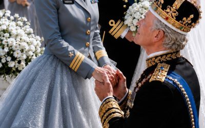 Ma sœur pensait que mon uniforme de la Navy gâcherait son mariage royal. Alors elle m’a effacée de la liste des invités, elle a souri devant les caméras et a fait comme si je n’existais pas.