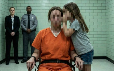 Elle a demandé à voir sa fille avant de mourir… et ce que la petite fille lui a murmuré a changé son destin à jamais. À six heures du matin, les gardiens ont ouvert la lourde porte de fer de sa cellule. Le bruit métallique a résonné dans le couloir. À l’intérieur se trouvait Ramira Fuentes. Cinq ans d’attente pour ce jour. Cinq ans à crier son innocence à des murs gris qui ne répondaient jamais. Dans quelques heures, elle serait condamnée à mort. Ramira était assise au bord de son lit, le regard fixé au sol. Son uniforme de prisonnière flottait sur sa silhouette frêle. Ses mains tremblaient légèrement. Lorsque les gardiens sont entrés, elle a levé la tête. « Je veux voir ma fille », a-t-elle dit d’une voix basse et épuisée. « C’est tout ce que je demande… laissez-moi voir Salomé avant que tout ne soit fini. » Le plus jeune gardien a évité son regard. Le plus âgé a soupiré amèrement. « Les condamnés n’ont aucun droit. » Ramira a pincé les lèvres. « C’est une fillette de huit ans… Je ne l’ai pas vue depuis trois ans. » Personne ne répondit. Mais la requête ne resta pas confinée à la cellule. Quelques heures plus tard, elle parvint au bureau du directeur de la prison, le colonel Méndez. Il avait soixante ans. Il avait passé trente ans de sa vie à côtoyer les coupables, les menteurs, les meurtriers et les âmes brisées. Il avait appris à reconnaître la culpabilité dans le regard des gens. Le dossier de Ramira Fuentes était clair. Les preuves semblaient irréfutables. Des empreintes digitales sur l’arme. Des vêtements tachés. Un témoin qui affirmait l’avoir vue quitter la maison ce soir-là. Tout l’accusait. Et pourtant… Chaque fois que Méndez se souvenait de son regard pendant le procès, il ressentait un malaise difficile à expliquer. Il n’y voyait ni haine, ni violence. Il y voyait autre chose. Quelque chose qui ne correspondait pas au profil d’une meurtrière. Il referma lentement le dossier. « Amenez-moi cette fillette », ordonna-t-il finalement. Trois heures plus tard, une camionnette blanche s’arrêta devant la prison. Salomé Fuentes sortit. Elle avait huit ans. Cheveux blonds. De grands yeux silencieux. Elle tenait la main de l’assistante sociale. Elle ne pleurait pas. Elle ne posait pas de questions. Elle descendit le long couloir du bloc carcéral comme si la peur n’existait pas pour elle. Les détenues se turent à son passage. Il y avait quelque chose d’étrange chez cette fillette. Quelque chose qui inspirait le respect. Lorsqu’elle entra dans le petit parloir, Ramira était déjà assise à la table, menottée. À sa vue, son visage s’illumina. Les larmes coulèrent à flots. « Mon enfant… ma petite Salomé… » L’assistante sociale lâcha sa main. La fillette s’approcha de sa mère sans courir. Pas à pas. Comme si chaque seconde comptait. Ramira tendit ses mains menottées. Salomé se pencha et la serra fort dans ses bras. Une minute entière s’écoula en silence. Les gardiens observaient, impassibles. L’assistante sociale fixait son téléphone, distraite. Puis quelque chose se produisit. Salomé se pencha lentement vers l’oreille de sa mère. Et elle a murmuré quelque chose. 😍👇👇