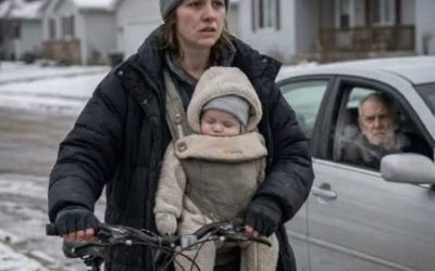 Je marchais dans la neige glaciale avec mon nouveau-né parce que mes parents disaient que nous étions ruinés. Soudain, mon grand-père riche est apparu dans sa voiture. « Pourquoi ne conduis-tu pas la Mercedes que je t’ai offerte ? » demanda-t-il, autoritaire. « Ma sœur l’a, » murmurai-je. Il se tourna vers son chauffeur : « Direction le commissariat. » Lorsque nous avons consulté les relevés bancaires, la vérité sur ma soi-disant « pauvreté » laissa l’officier bouche bée… Le froid ce matin-là n’avait rien de charmant ni de romantique. C’était un prédateur. Un froid qui transformait les cils en éclats de glace et donnait à tes poumons la sensation de respirer du verre brisé. Il dépouillait notre banlieue tranquille de Chicago pour ne laisser que la survie pure et brutale. J’étais dehors de toute façon, car le lait d’Ethan était terminé. Tel était le cruel calcul de la maternité : le bébé doit manger pour survivre, et le magasin ne se soucie pas que votre mari soit en mission ou que votre famille vous traite comme un parasite indésirable. Ethan était attaché sur ma poitrine dans un porte-bébé usé acheté à une mère paniquée sur Facebook Marketplace. Il était silencieux, trop silencieux, les yeux grands ouverts. Ce calme inhabituel me faisait me demander si un nourrisson pouvait déjà ressentir une tension assez forte pour étouffer. Je tirais un vélo d’occasion avec un pneu crevé qui avait soupiré et s’était affaissé dès que j’ai quitté l’allée, comme s’il ne pouvait pas survivre un jour de plus dans cette maison. Mes doigts étaient engourdis, mais la brûlure de l’humiliation était encore plus vive. C’est alors qu’une berline noire est arrivée. Lisse. Vitres teintées. Elle avançait avec l’arrogance de celui qui possède tout. La vitre arrière s’abaissa, révélant le visage de mon grand-père comme un orage qui arrive. Cheveux argentés. Yeux d’acier. Une expression capable de faire transpirer les hommes d’affaires les plus confiants. « Olivia, » sa voix perça l’air glacial. « Pourquoi n’es-tu pas dans la Mercedes que je t’ai offerte ? » Ce n’était pas une question. C’était un jugement. Je m’arrêtai, attrapant à peine le vélo avant qu’il ne tombe. La peur—cet ancien réflexe familier—m’empoigna la gorge. Mais en regardant les petites mains glacées d’Ethan, quelque chose de têtu s’alluma en moi. « Je n’ai que ce vélo, » dis-je, la voix tremblante mais claire. « Mary conduit la Mercedes. Elle a dit… elle avait plus besoin d’elle. » Mary. Ma sœur cadette. Belle, fragile quand elle voulait de l’argent, cruelle quand elle voulait contrôler. L’expression du grand-père Victor changea instantanément. Le calme disparut, remplacé par une fureur qui s’installa dans ses yeux comme une porte de coffre qui claque. Il ne demanda pas de précisions. Il ne demanda pas si j’étais sûre. Il leva simplement la main pour donner l’ordre au chauffeur. La portière s’ouvrit. Ce n’était pas seulement un siège arrière chaud qui s’offrait à nous ; c’était la première sortie que je voyais depuis des mois. « Monte, » ordonna Victor. Alors que l’air chaud, parfumé de cuir et de luxe, nous enveloppait, je regardai le vélo abandonné dans la neige. Il ressemblait à une version rejetée de moi-même. Victor resta silencieux en roulant. Il regardait par la fenêtre, mâchoire crispée, avant de se tourner vers moi. Sa voix était basse, terriblement pénétrante. « Olivia, » dit-il. « Ce n’est pas seulement une histoire de voiture, n’est-ce pas ? » Je me figeai. La chaleur d’Ethan m’ancrant, mais la question planait dans l’air, menaçant de défaire chaque mensonge que j’avais raconté pour survivre… Suite dans le premier commentaire 👇👇 Voir moins