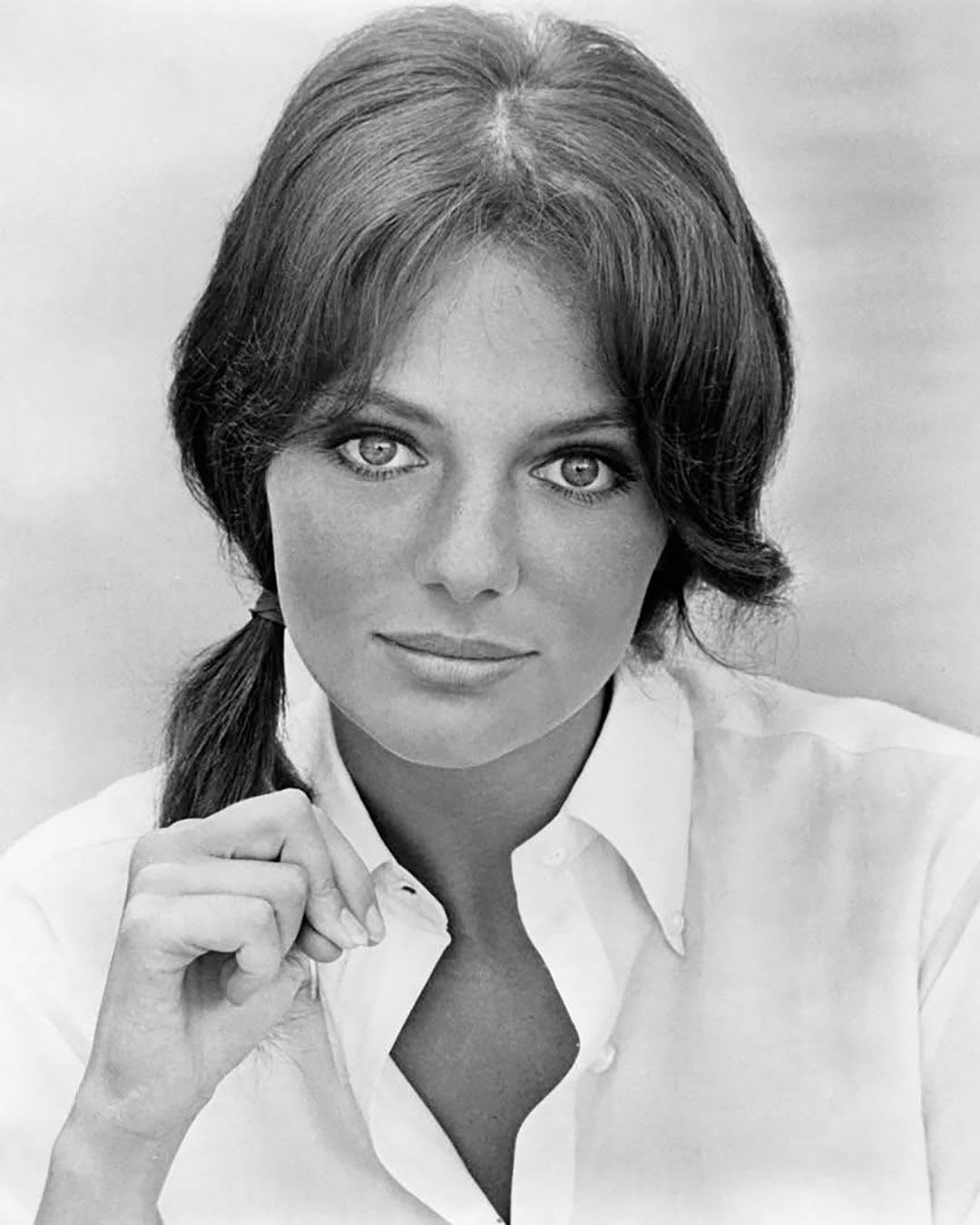 Le magazine Time l’a désignée comme la plus belle femme ayant jamais figuré à l’écran, et je suis entièrement d’accord… À 81 ans, elle reste active et plus belle que jamais — découvrez son histoire et d’autres photos d’elle dans le premier commentaire :