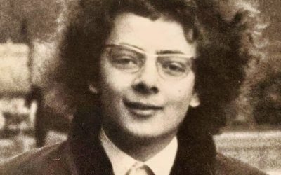 Pouvez-vous deviner qui il est ? 😲 Aujourd’hui, nous célébrons l’anniversaire de ce légendaire comédien britannique, né en 1955 ! 🌟 Cette rare