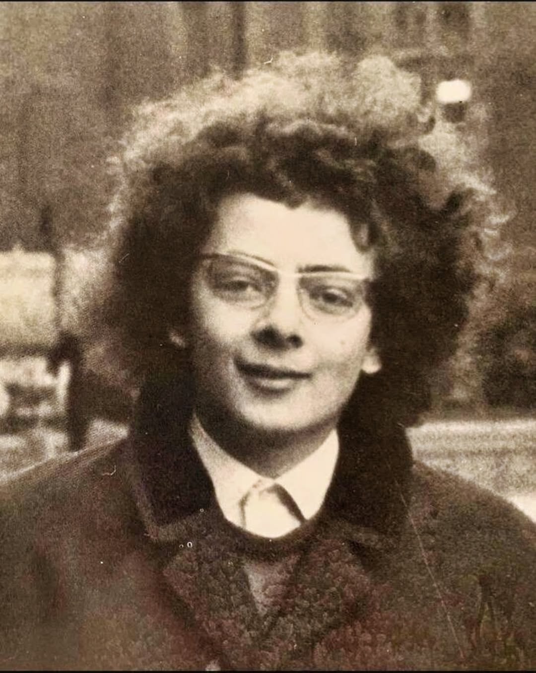 Pouvez-vous deviner qui il est ? 😲 Aujourd’hui, nous célébrons l’anniversaire de ce légendaire comédien britannique, né en 1955 ! 🌟 Cette rare