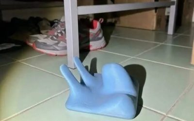 # Ce soir, il y a eu une panne de courant. Je suis allée dans la chambre de mon fils pour prendre des bougies sous son lit, et là, j’ai découvert ça. Franchement, c’est la première fois de ma vie que je vois quelque chose comme ça, et je n’ai absolument aucune idée de ce que c’est. Quelqu’un saurait ce que ça pourrait être ? La réponse se trouve dans le premier commentaire.