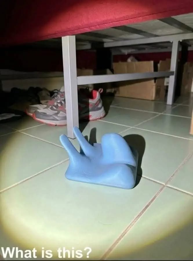 # Ce soir, il y a eu une panne de courant. Je suis allée dans la chambre de mon fils pour prendre des bougies sous son lit, et là, j’ai découvert ça. Franchement, c’est la première fois de ma vie que je vois quelque chose comme ça, et je n’ai absolument aucune idée de ce que c’est. Quelqu’un saurait ce que ça pourrait être ? La réponse se trouve dans le premier commentaire.