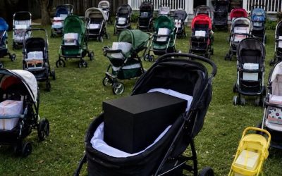 Après avoir perdu mon nouveau-né, j’ai donné tout ce que je lui avais acheté à une mère qui mendiait avec son bébé. Le lendemain matin, ma pelouse était jonchée de dizaines de poussettes, chacune contenant une boîte scellée.