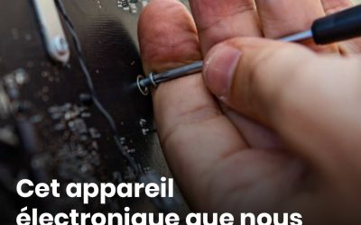Cet appareil électronique que nous jetons tous renferme 450 mg d’or 22 carats… et personne ne s’en douteEt si vos vieux smartphones, ordinateurs et consoles valaient bien plus que vous ne le pensez ? Une innovation suisse révèle qu’ils renferment un métal précieux et pourraient transformer les déchets électroniques en véritable mine urbaine. Pendant des années, nous avons pris l’habitude de conserver nos anciens smartphones, ordinateurs ou consoles au fond d’un tiroir, persuadés qu’ils ne serviraient plus jamais. Pourtant, ces appareils renferment un métal précieux que l’on n’imagine pas toujours. Une découverte menée par des chercheurs suisses montre qu’ils pourraient devenir une véritable mine urbaine. Derrière ces objets oubliés se cache une ressource précieuse qui pourrait bien changer notre façon de voir les déchets électroniques. Cet appareil électronique que nous jetons tous contient de l’or Un smartphone cassé, une vieille tour d’ordinateur, une box Internet inutilisée ou une console hors service ont un point commun : ils renferment tous de faibles quantités d’or. Ce métal se trouve principalement dans les cartes mères, les circuits imprimés et les connecteurs, où il est utilisé pour ses excellentes propriétés de conductivité et sa résistance à la corrosion. Selon les chercheurs de l’ETH Zurich, un lot d’une vingtaine de cartes mères d’ordinateurs obsolètes permet de récupérer environ 450 milligrammes d’or 22 carats, soit près d’un demi-gramme. À titre de comparaison, un smartphone contient en moyenne une trentaine de milligrammes d’or, tandis qu’un ancien ordinateur de bureau peut en renfermer jusqu’à un gramme, réparti entre son processeur et ses différents composants électroniques. Ces chiffres peuvent sembler modestes, mais multipliés par les millions d’appareils qui dorment dans les foyers, ils représentent un véritable gisement de matières premières. Une méthode suisse plus respectueuse de l’environnement L’innovation développée par l’ETH Zurich repose sur une idée étonnante : utiliser le lactosérum, un sous-produit issu de la fabrication du fromage, pour récupérer l’or contenu dans les déchets électroniques. Les protéines présentes dans ce lactosérum sont transformées en fibrilles microscopiques capables d’agir comme de véritables éponges moléculaires. Elles sont d’abord préparées, puis plongées dans une solution contenant les composants électroniques dissous, où elles capturent presque exclusivement les ions d’or. Après cette étape, un chauffage contrôlé permet de transformer l’or récupéré en pépites d’or 22 carats. Les chercheurs expliquent que cette méthode limite fortement le recours à des procédés bien plus polluants, traditionnellement utilisés pour le recyclage des métaux précieux. Le coût du traitement serait également jusqu’à cinquante fois inférieur à la valeur de l’or extrait, ce qui renforce l’intérêt économique de cette innovation. Les déchets électroniques, un gisement encore largement inexploité Chaque année, près de 50 millions de tonnes de déchets électroniques sont produites dans le monde. Certaines estimations indiquent qu’une tonne de ces déchets peut contenir jusqu’à 400 grammes d’or, soit bien davantage que de nombreuses mines traditionnelles, dont les minerais n’en renferment parfois qu’entre 1 et 5 grammes par tonne. Les smartphones, ordinateurs, consoles, téléviseurs et box Internet constituent ainsi une ressource stratégique. Plutôt que de considérer ces appareils comme de simples déchets, les spécialistes parlent désormais d’une véritable mine urbaine, capable de fournir des métaux précieux déjà présents dans les objets du quotidien. Que faire de vos anciens appareils ? Même si cette découverte suscite la curiosité, récupérer l’or chez soi n’est ni simple ni recommandé. Les procédés nécessaires font intervenir des opérations complexes, l’utilisation de produits spécifiques et un équipement adapté. Ils doivent être réalisés dans des installations spécialisées afin de garantir la sécurité des personnes et le respect de l’environnement. La meilleure solution consiste à déposer gratuitement vos anciens smartphones, ordinateurs, consoles, téléviseurs ou box Internet dans les points de collecte prévus à cet effet, en magasin, en déchetterie ou auprès des filières spécialisées. Ces équipements pourront ensuite être triés, puis recyclés dans de bonnes conditions afin de récupérer l’or, mais aussi le cuivre, l’argent et le palladium qu’ils contiennent. La prochaine fois que vous hésiterez à jeter un ancien appareil électronique, souvenez-vous qu’il renferme peut-être une petite part d’un trésor bien plus précieux qu’il n’y paraît.