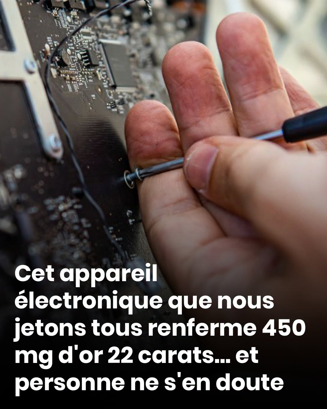 Cet appareil électronique que nous jetons tous renferme 450 mg d’or 22 carats… et personne ne s’en douteEt si vos vieux smartphones, ordinateurs et consoles valaient bien plus que vous ne le pensez ? Une innovation suisse révèle qu’ils renferment un métal précieux et pourraient transformer les déchets électroniques en véritable mine urbaine. Pendant des années, nous avons pris l’habitude de conserver nos anciens smartphones, ordinateurs ou consoles au fond d’un tiroir, persuadés qu’ils ne serviraient plus jamais. Pourtant, ces appareils renferment un métal précieux que l’on n’imagine pas toujours. Une découverte menée par des chercheurs suisses montre qu’ils pourraient devenir une véritable mine urbaine. Derrière ces objets oubliés se cache une ressource précieuse qui pourrait bien changer notre façon de voir les déchets électroniques. Cet appareil électronique que nous jetons tous contient de l’or Un smartphone cassé, une vieille tour d’ordinateur, une box Internet inutilisée ou une console hors service ont un point commun : ils renferment tous de faibles quantités d’or. Ce métal se trouve principalement dans les cartes mères, les circuits imprimés et les connecteurs, où il est utilisé pour ses excellentes propriétés de conductivité et sa résistance à la corrosion. Selon les chercheurs de l’ETH Zurich, un lot d’une vingtaine de cartes mères d’ordinateurs obsolètes permet de récupérer environ 450 milligrammes d’or 22 carats, soit près d’un demi-gramme. À titre de comparaison, un smartphone contient en moyenne une trentaine de milligrammes d’or, tandis qu’un ancien ordinateur de bureau peut en renfermer jusqu’à un gramme, réparti entre son processeur et ses différents composants électroniques. Ces chiffres peuvent sembler modestes, mais multipliés par les millions d’appareils qui dorment dans les foyers, ils représentent un véritable gisement de matières premières. Une méthode suisse plus respectueuse de l’environnement L’innovation développée par l’ETH Zurich repose sur une idée étonnante : utiliser le lactosérum, un sous-produit issu de la fabrication du fromage, pour récupérer l’or contenu dans les déchets électroniques. Les protéines présentes dans ce lactosérum sont transformées en fibrilles microscopiques capables d’agir comme de véritables éponges moléculaires. Elles sont d’abord préparées, puis plongées dans une solution contenant les composants électroniques dissous, où elles capturent presque exclusivement les ions d’or. Après cette étape, un chauffage contrôlé permet de transformer l’or récupéré en pépites d’or 22 carats. Les chercheurs expliquent que cette méthode limite fortement le recours à des procédés bien plus polluants, traditionnellement utilisés pour le recyclage des métaux précieux. Le coût du traitement serait également jusqu’à cinquante fois inférieur à la valeur de l’or extrait, ce qui renforce l’intérêt économique de cette innovation. Les déchets électroniques, un gisement encore largement inexploité Chaque année, près de 50 millions de tonnes de déchets électroniques sont produites dans le monde. Certaines estimations indiquent qu’une tonne de ces déchets peut contenir jusqu’à 400 grammes d’or, soit bien davantage que de nombreuses mines traditionnelles, dont les minerais n’en renferment parfois qu’entre 1 et 5 grammes par tonne. Les smartphones, ordinateurs, consoles, téléviseurs et box Internet constituent ainsi une ressource stratégique. Plutôt que de considérer ces appareils comme de simples déchets, les spécialistes parlent désormais d’une véritable mine urbaine, capable de fournir des métaux précieux déjà présents dans les objets du quotidien. Que faire de vos anciens appareils ? Même si cette découverte suscite la curiosité, récupérer l’or chez soi n’est ni simple ni recommandé. Les procédés nécessaires font intervenir des opérations complexes, l’utilisation de produits spécifiques et un équipement adapté. Ils doivent être réalisés dans des installations spécialisées afin de garantir la sécurité des personnes et le respect de l’environnement. La meilleure solution consiste à déposer gratuitement vos anciens smartphones, ordinateurs, consoles, téléviseurs ou box Internet dans les points de collecte prévus à cet effet, en magasin, en déchetterie ou auprès des filières spécialisées. Ces équipements pourront ensuite être triés, puis recyclés dans de bonnes conditions afin de récupérer l’or, mais aussi le cuivre, l’argent et le palladium qu’ils contiennent. La prochaine fois que vous hésiterez à jeter un ancien appareil électronique, souvenez-vous qu’il renferme peut-être une petite part d’un trésor bien plus précieux qu’il n’y paraît.
