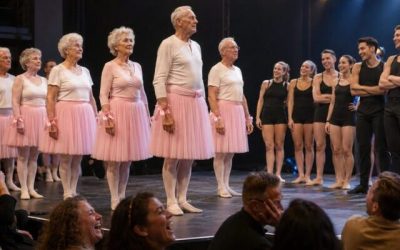 Un groupe de grands-mères et de grands-pères est monté sur scène en tutus roses… Les jeunes danseurs ont commencé à rire, jusqu’à ce que la musique démarre et que toute la salle se plonge dans un silence total