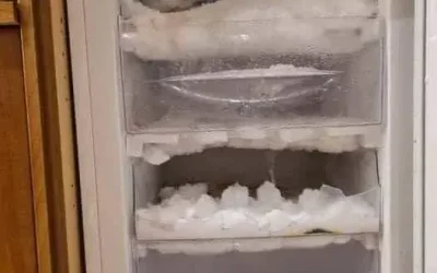 Une méthode ingénieuse pour dégivrer votre congélateur sans le débrancher : dites adieu à la glace en un clin d’œil !