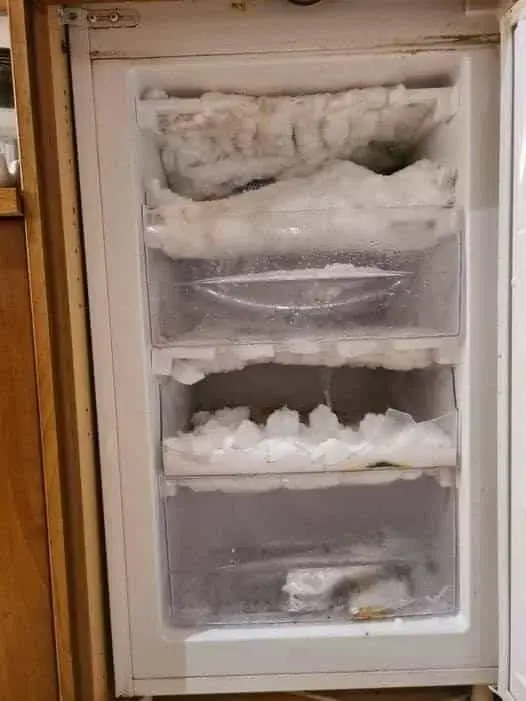 Une méthode ingénieuse pour dégivrer votre congélateur sans le débrancher : dites adieu à la glace en un clin d’œil !