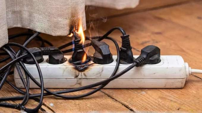 Risque d’incendie : attention à ne jamais installer de multiprises à ces endroits