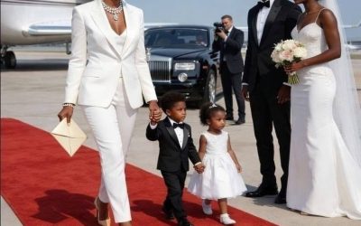 Mon mari a invité sa pauvre ex-femme à son mariage ; elle est arrivée avec ses jumeaux dans le jet privé d’un milliardaire. L’enveloppe était de couleur crème et chère, le type que mon ex-mari Garrett a toujours affirmé que nous ne pourrions jamais nous permettre. Mais il n’y avait aucune facture, aucun avertissement, aucun autre rappel de ma ruine financière. C’était une invitation à un mariage. Garrett allait épouser Tessa, la femme qu’il m’avait quittée il y a quatre ans, et il voulait que je sois là pour le voir prendre un nouveau départ. À l’intérieur se trouvait une note manuscrite de la même écriture soignée qu’il utilisait autrefois pour m’écrire des lettres d’amour et plus tard pour signer nos papiers de divorce. Aucune rancune. Les enfants devaient voir leurs parents commencer une nouvelle vie. Heureux. Aucune rancune. Pas à cause de l’infidélité. Pas à cause du divorce. Pas parce qu’il m’avait presque tout pris et m’avait laissé 700 $ par mois, une vie ruinée et des week-ends que je ne pouvais pas passer avec mes propres enfants. Puis j’ai vu la date. 15 juin. Notre anniversaire. Il avait choisi le jour de notre mariage pour épouser quelqu’un d’autre. À ce moment-là, j’ai décidé de partir, mais pas comme l’ex-femme brisée que je pensais avoir laissée derrière moi. J’irais à ce mariage et lui montrerais ce qu’il avait jeté. Et j’avais dix-huit mois de secrets pour m’aider à y parvenir. Je m’appelle Rebecca Hartwell et voici l’histoire de la façon dont je me suis retrouvée au mariage de mon ex-mari avec nos jumeaux et un homme que Garrett n’aurait jamais pu imaginer, et comment la vérité a détruit la vie parfaite qu’il avait construite sur des mensonges. Quatre ans plus tôt, Garrett était rentré plus tôt. J’étais dans la cuisine en train de préparer des spaghettis. Nos jumeaux, Evan et Emma, ​​​​avaient quatre ans et construisaient des tours avec des blocs au sol. Il s’est tenu sur le seuil, a desserré sa cravate et a prononcé les quatre mots qui ont divisé ma vie en deux : “Nous devons parler.” Puis, sans prévenir : « Je veux divorcer. » Je me souviens que la cuillère en bois m’a glissé des mains. La sauce a éclaboussé les carreaux. “Pourquoi?” J’ai demandé. “J’ai rencontré quelqu’un. Quelqu’un qui me comprend. Quelqu’un qui comprend mon ambition. Quelqu’un de plus jeune. Quelqu’un de plus joli. Quelqu’un qui n’est pas épuisé à élever des enfants. Elle s’appelait Tessa, mon amie, une femme qui avait assisté à notre mariage. Le divorce qui a suivi a été brutal. L’avocat de Garrett était sophistiqué et impitoyable. Le mien était bon marché et inexpérimenté parce que je ne pouvais pas me permettre autre chose. Garrett a gardé la maison, les économies, les économies de retraite ; Tout a été soigneusement arrangé pour qu’en théorie, je n’aie presque rien et qu’il ne lui reste presque plus rien. J’avais été femme au foyer et mère, et leur défense a soutenu que je n’avais ni carrière, ni pouvoir de négociation, ni droits. Le juge m’a à peine regardé. Ils m’ont juste donné des miettes. S’ensuivent quatre années de lutte pour la survie. Deux emplois. Manque de sommeil. Des visites à la table que j’ai gardées secrètes des jumeaux. Décorations d’anniversaire pas chères. Des chaussures que j’ai raccommodées au lieu d’acheter. Et pendant tout ce temps, Patricia, la mère de Garrett, ne manquait jamais une occasion de me rappeler que si j’avais « mieux pris soin de moi », son fils n’aurait peut-être pas déraillé. Lorsque cette invitation a atterri sur le comptoir de ma cuisine, cela m’a semblé une autre humiliation. Une autre blessure soigneusement infligée. Mais le même jour… Curieux de savoir ce qui s’est passé ensuite ? Lisez l’histoire complète via le lien dans les commentaires.